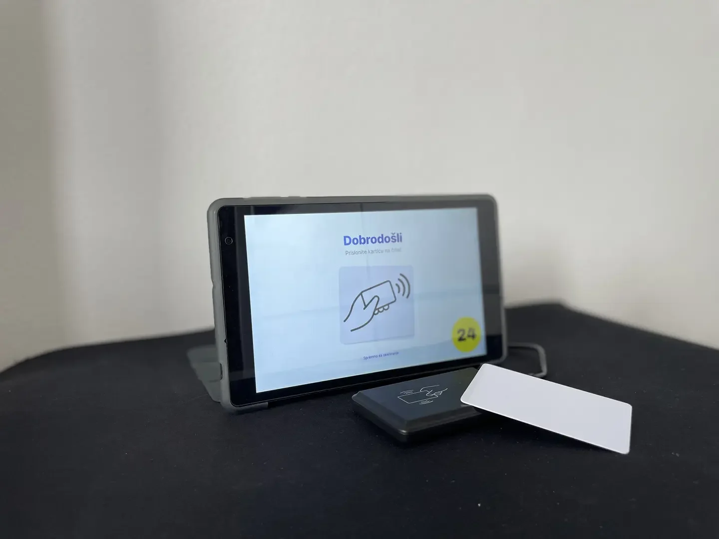 Provjera članskih kartica preko tablet integracije bez električne brave.